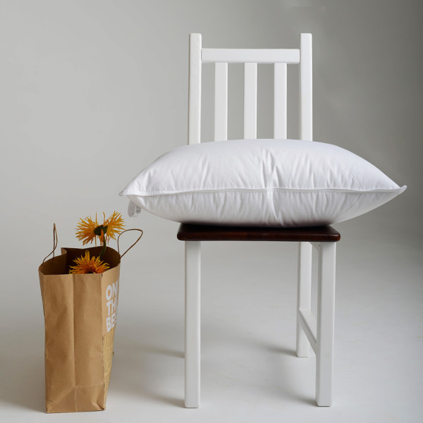 Pernă medie PREMIUM, 50x70 cm, Puf nou alb european, 90% puf FP 700 cuin, Albă