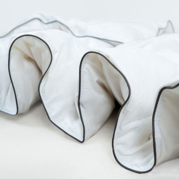 DESIGN NOU! Pilotă Călduroasă Basic Grey, Puf și pene noi de rață, 10% puf 90% pene